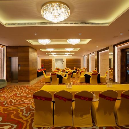 Celebrant Hotel Варанаси Экстерьер фото