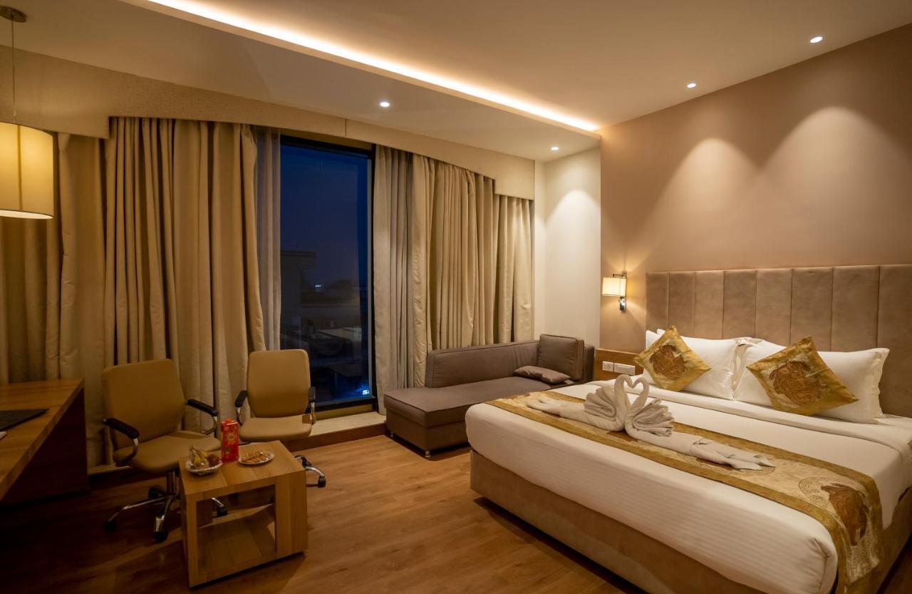 Celebrant Hotel Варанаси Экстерьер фото