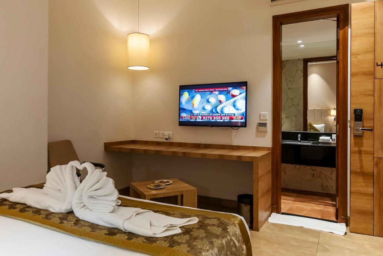 Celebrant Hotel Варанаси Экстерьер фото