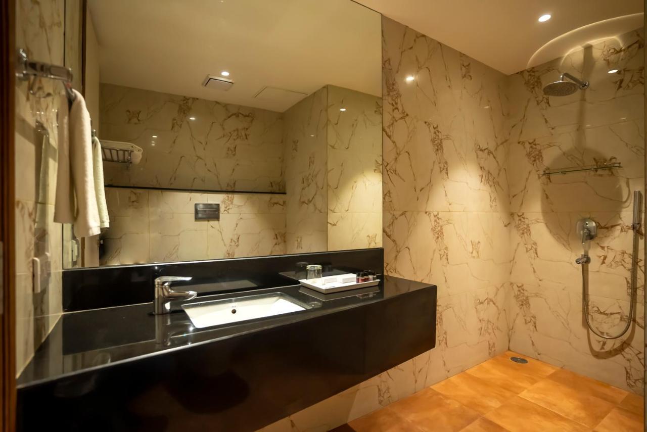 Celebrant Hotel Варанаси Экстерьер фото