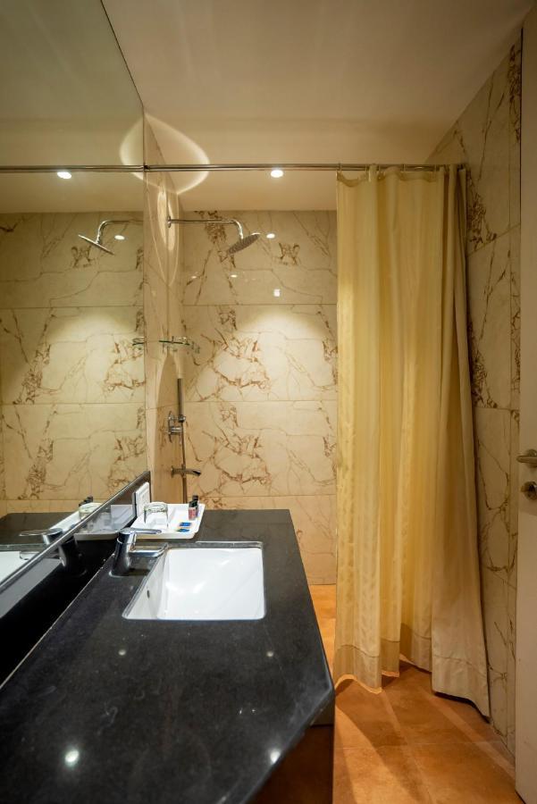 Celebrant Hotel Варанаси Экстерьер фото