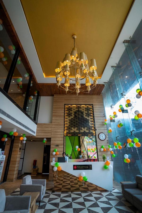 Celebrant Hotel Варанаси Экстерьер фото