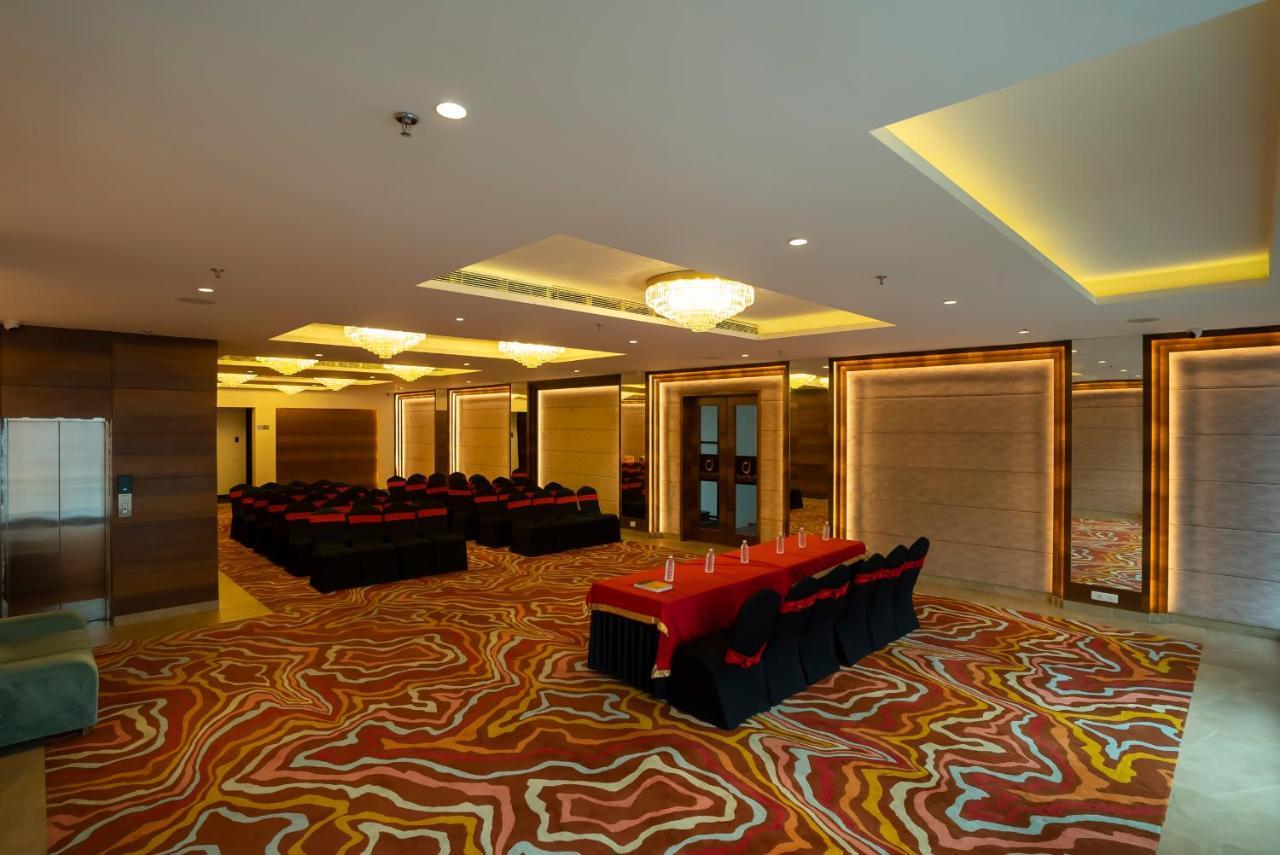 Celebrant Hotel Варанаси Экстерьер фото