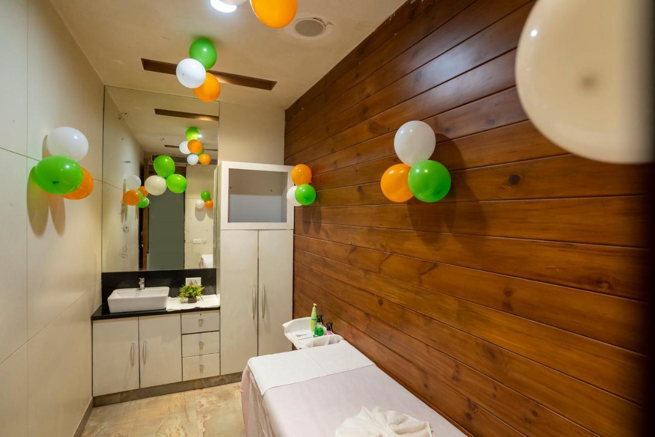 Celebrant Hotel Варанаси Экстерьер фото