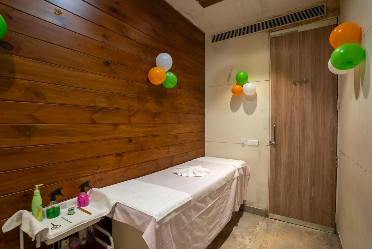 Celebrant Hotel Варанаси Экстерьер фото