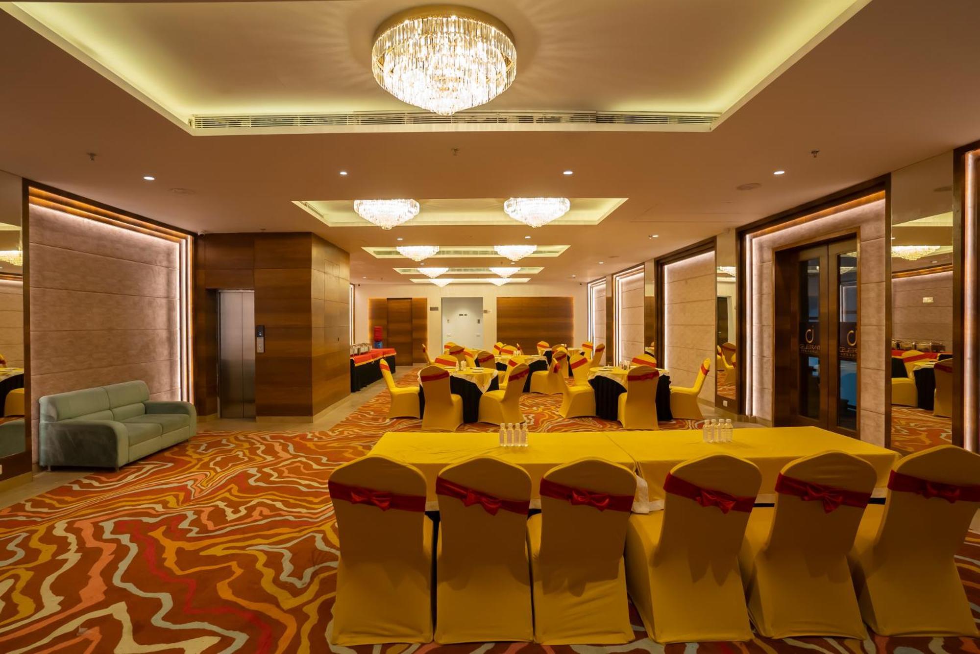Celebrant Hotel Варанаси Экстерьер фото