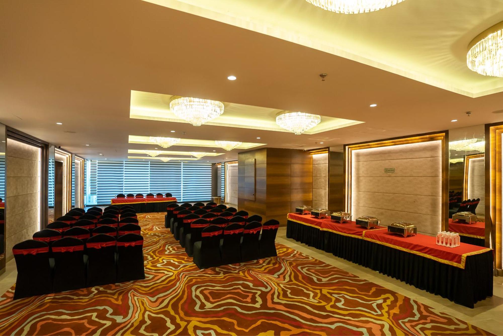 Celebrant Hotel Варанаси Экстерьер фото