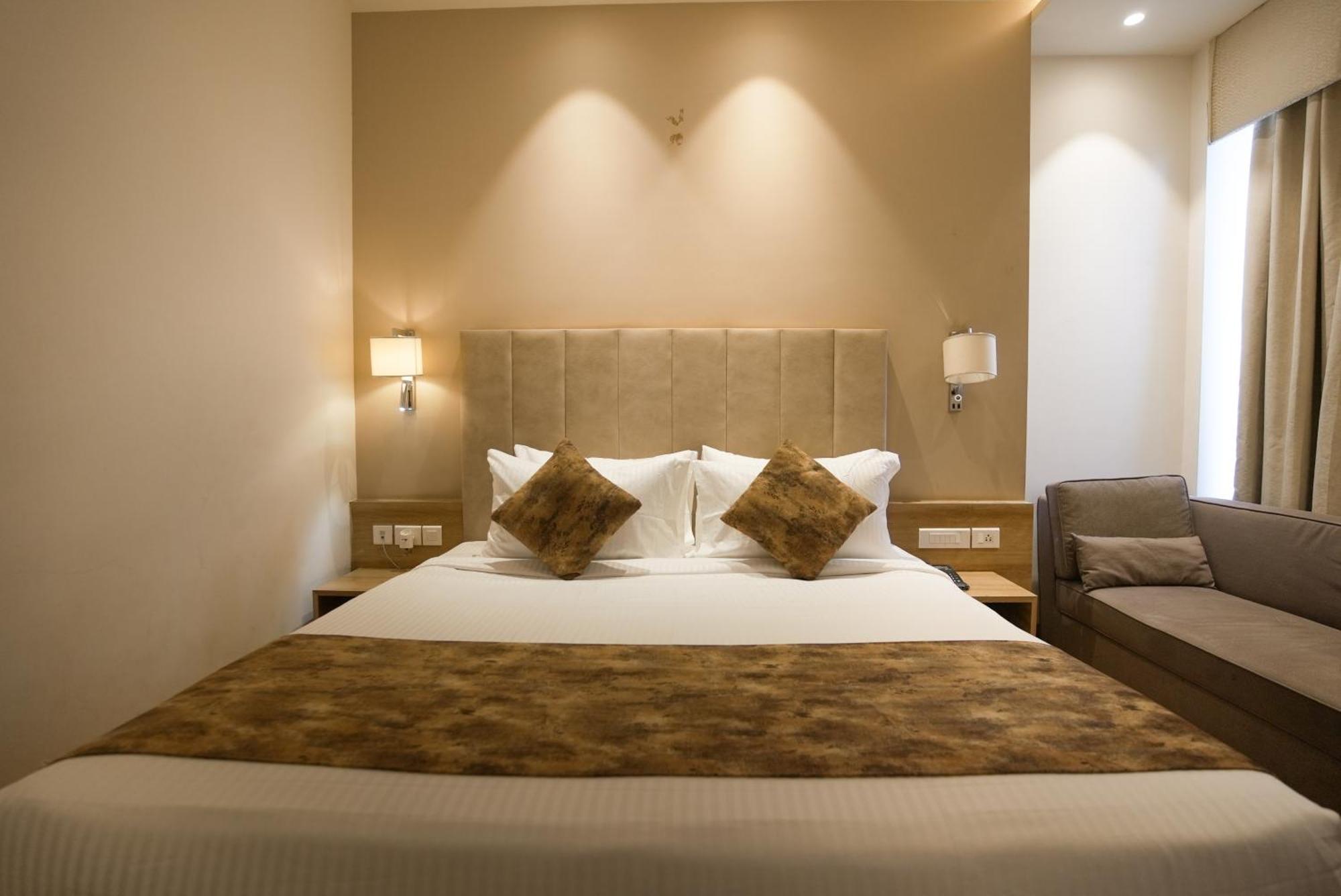 Celebrant Hotel Варанаси Экстерьер фото